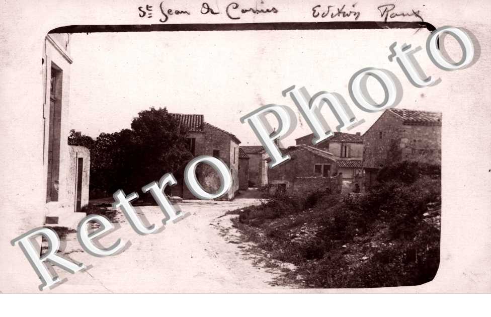 rue du village avec eglise au fond