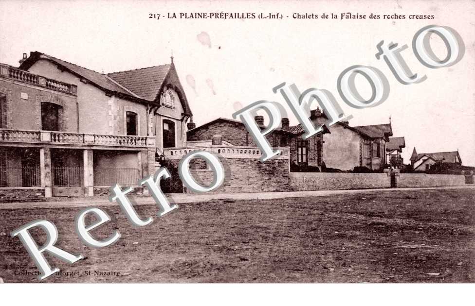 Les chalets de la falaise des roches creuses