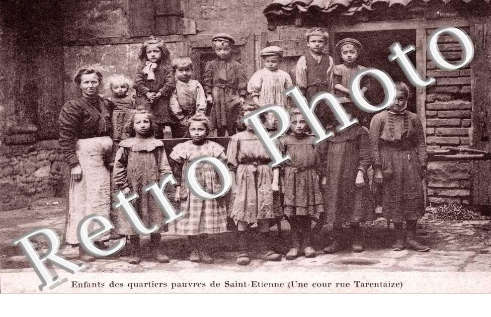 Enfants des Quartier pauvres - Une Cour rue Tarentaize