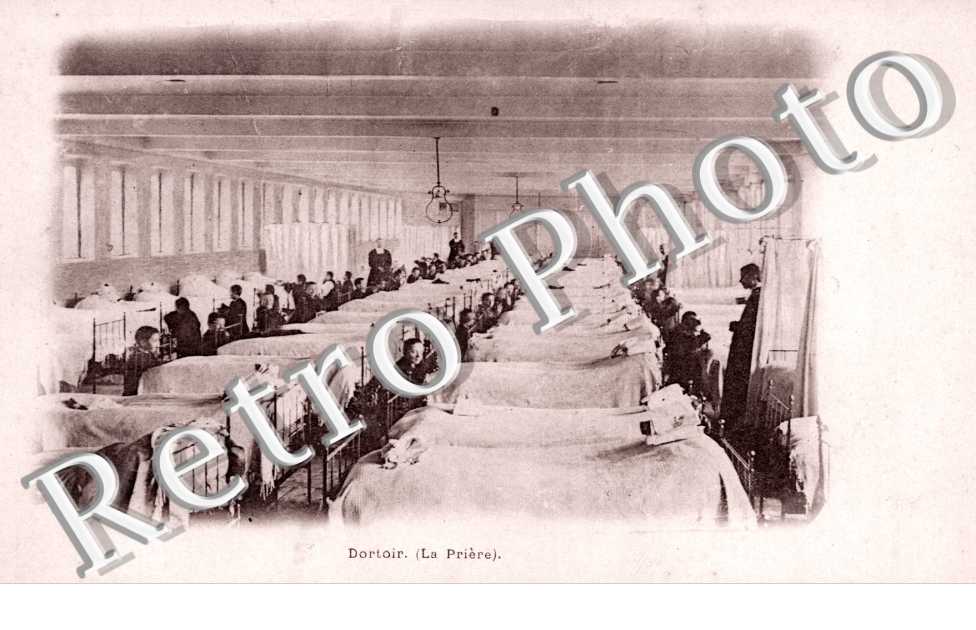 Aux Lazaristes - Dortoir - La priere