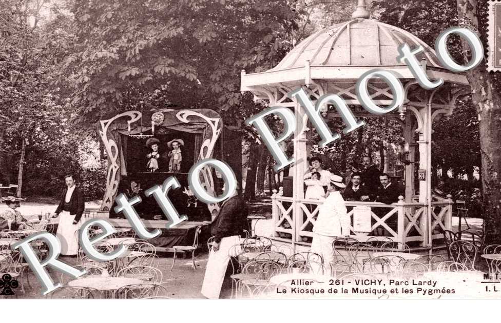 Parc Lardy Le kiosque de la musique et les Pygmees