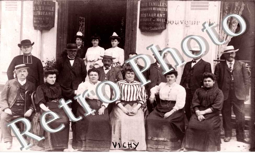 un groupe de personnes devant l'Hotel de l'Etoile