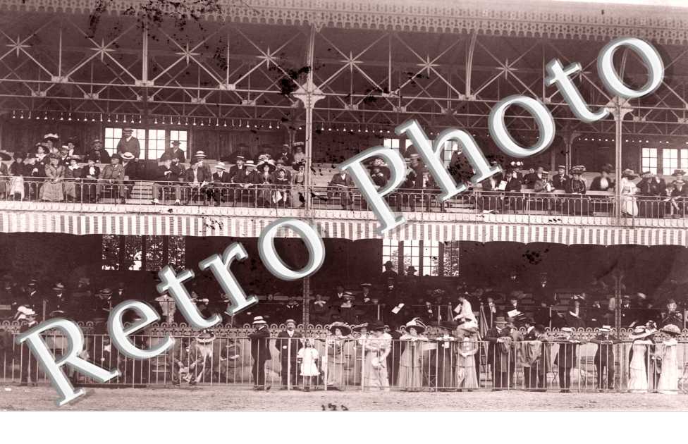 Les tribunes du concours hippique 1910
