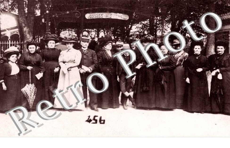 groupe de personnes devant la Source de l'Hopital