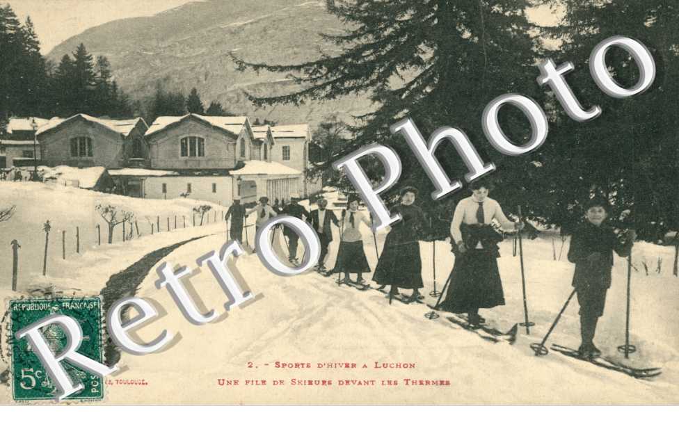 0Sports d'Hiver a Luchon - Une file de skieurs devant les thermes
