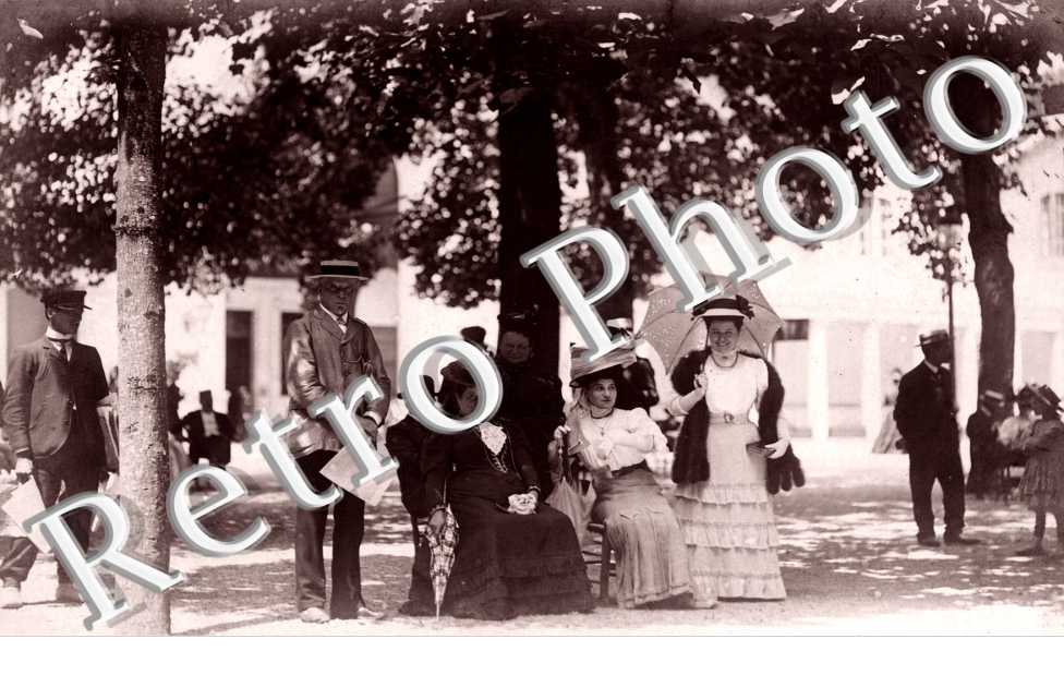 groupe de personnes sur une place