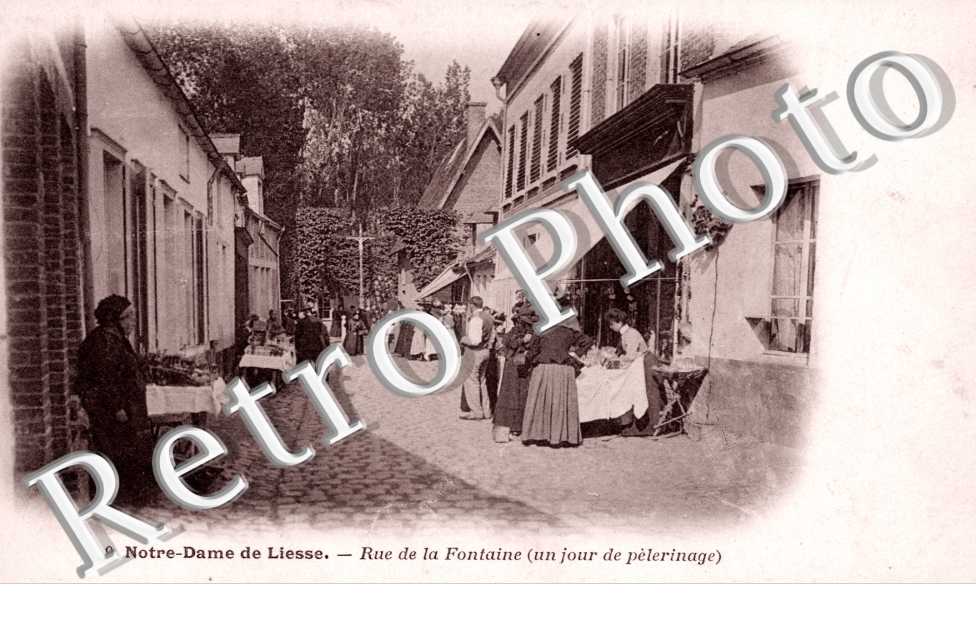 Rue de la Fontaine un jour de Pelerinage