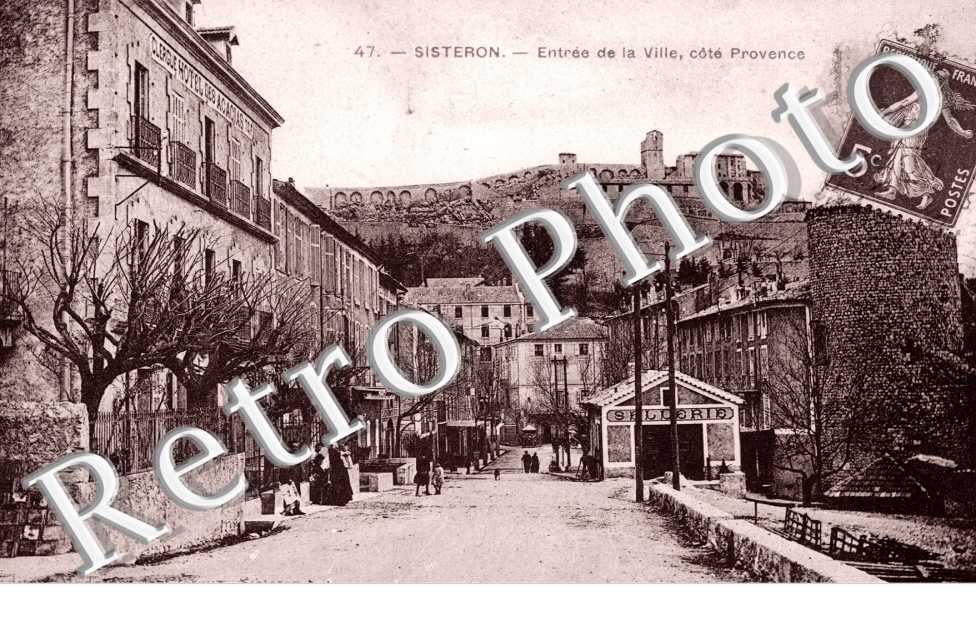 entree de la ville, cote Provence