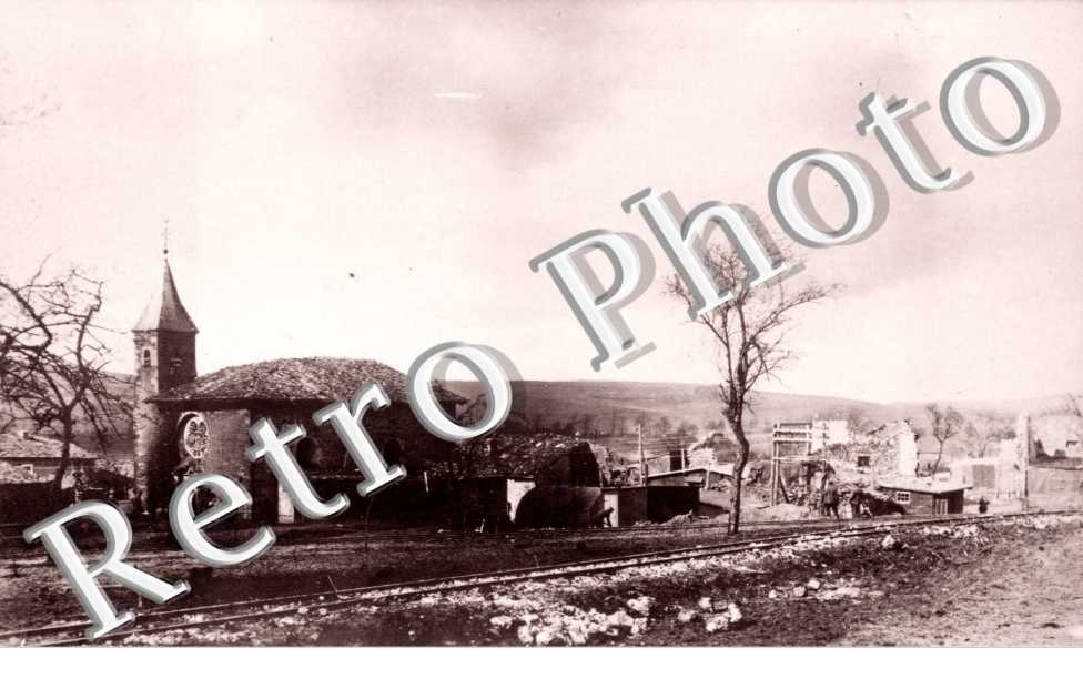 Vue generale Eglise et maisons en ruines