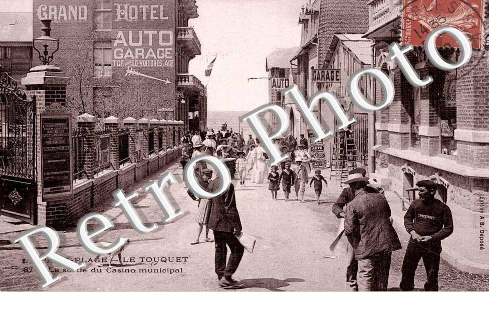 LA SORTIE DU CASINO MUNICIPAL