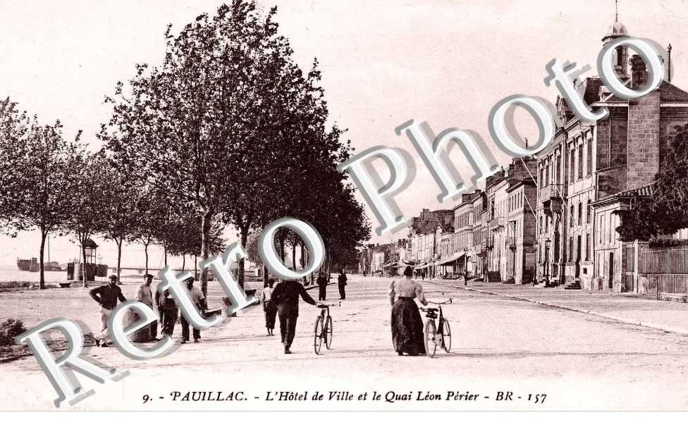 l&#039;hotel de ville et le quai Leon Perier