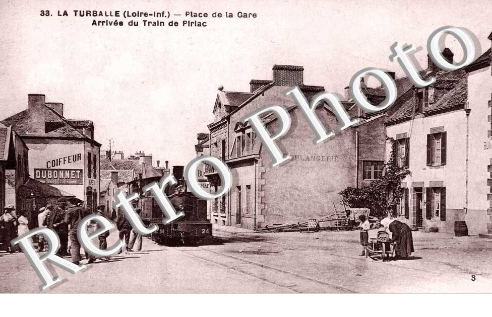 place de la gare - arrivee du train de Piriac