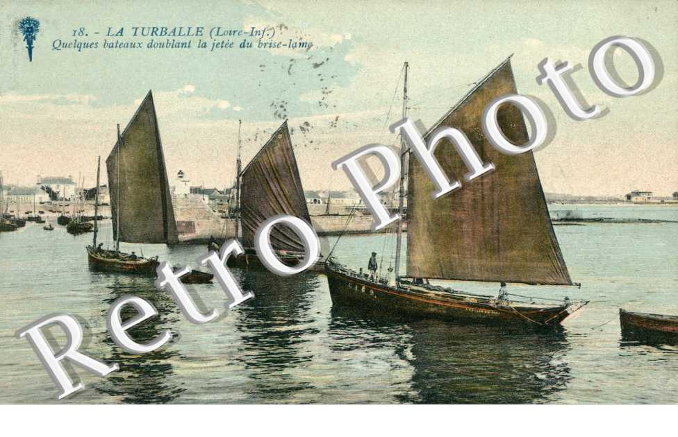 quelques bateaux doublant la jet du brise-lame