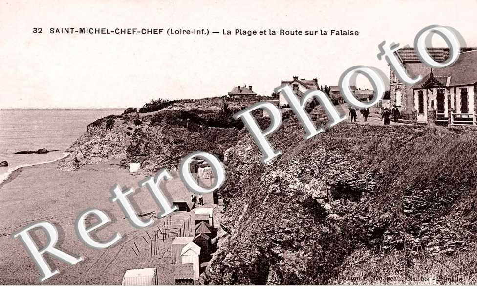 la plage et la route sur la falaise