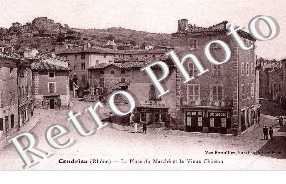 La place du marche et le vieux chateau