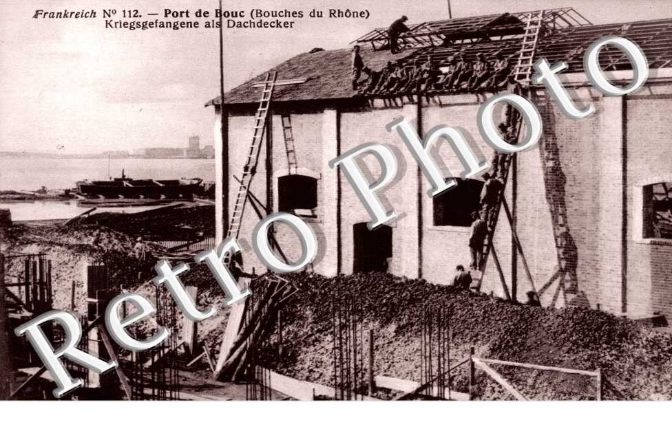 Prionniers de guerre allemands refaisant la couverture d&#039;un batiment