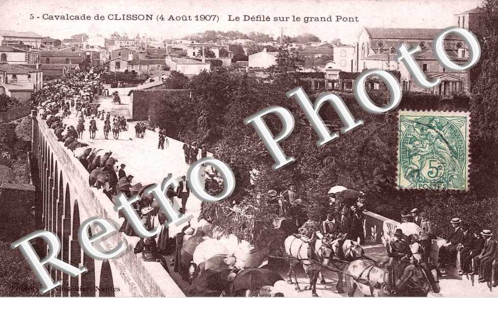 cavalcade de clisson (4 aout 1907) le defile sur le grand pont