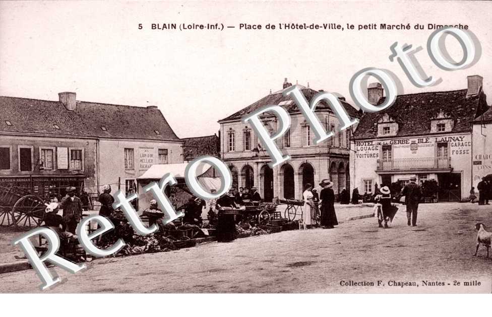 Place de l&#039;Hotel de Ville  -  Le Petit Marche du Dimanche