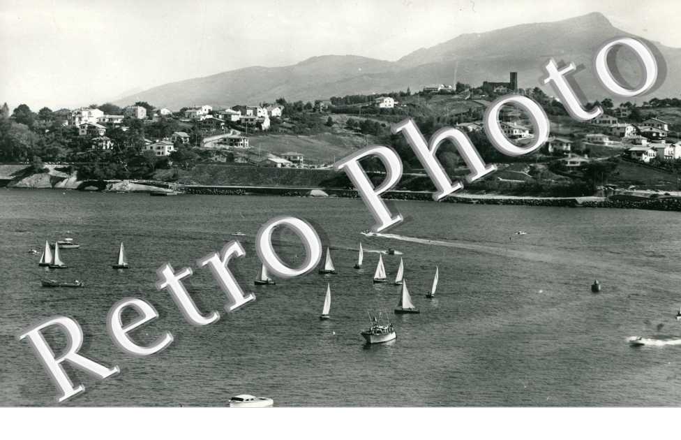 Socoa Vue sur la baie de Saint-Jean-de-Luz -  La tour de Bordagain et la Rhune
