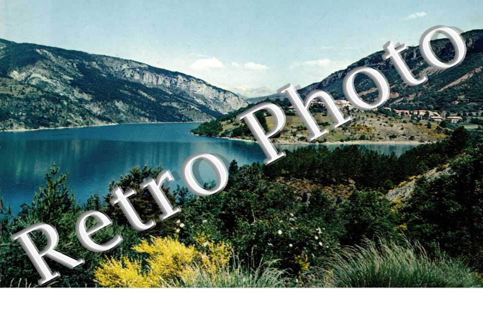 Sure le lac de Castillon, le petit village de Saint-Julien-du-Verdon