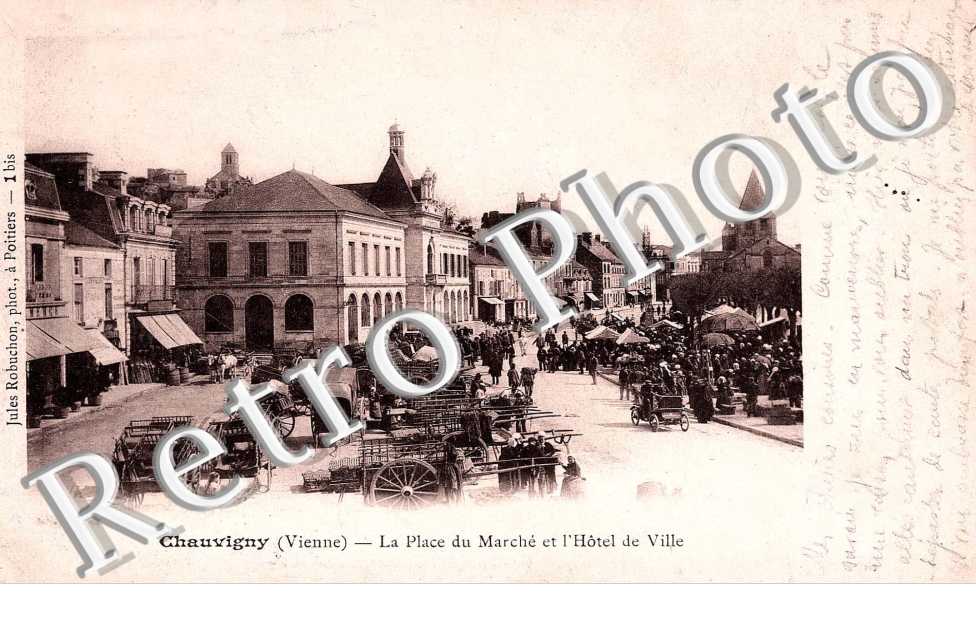 LA PLACE DU MARCHE ET L&#039;HOTEL DE VILLE (AVEC EGLISE)