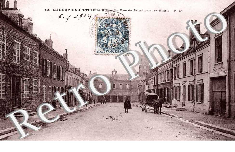 la rue de Prisches et la mairie