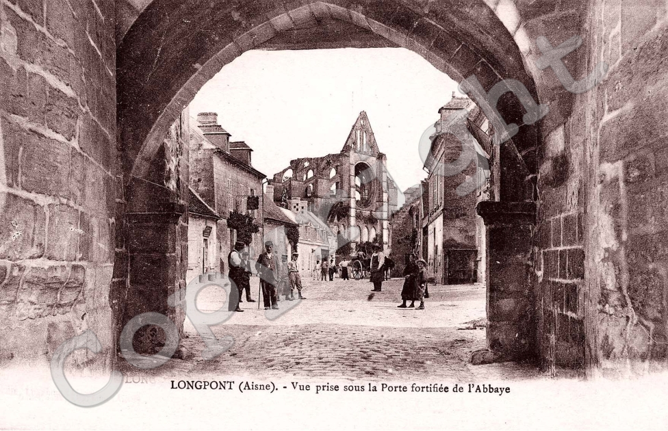 vue prise sous la porte fortifiee de l&#039;abbaye