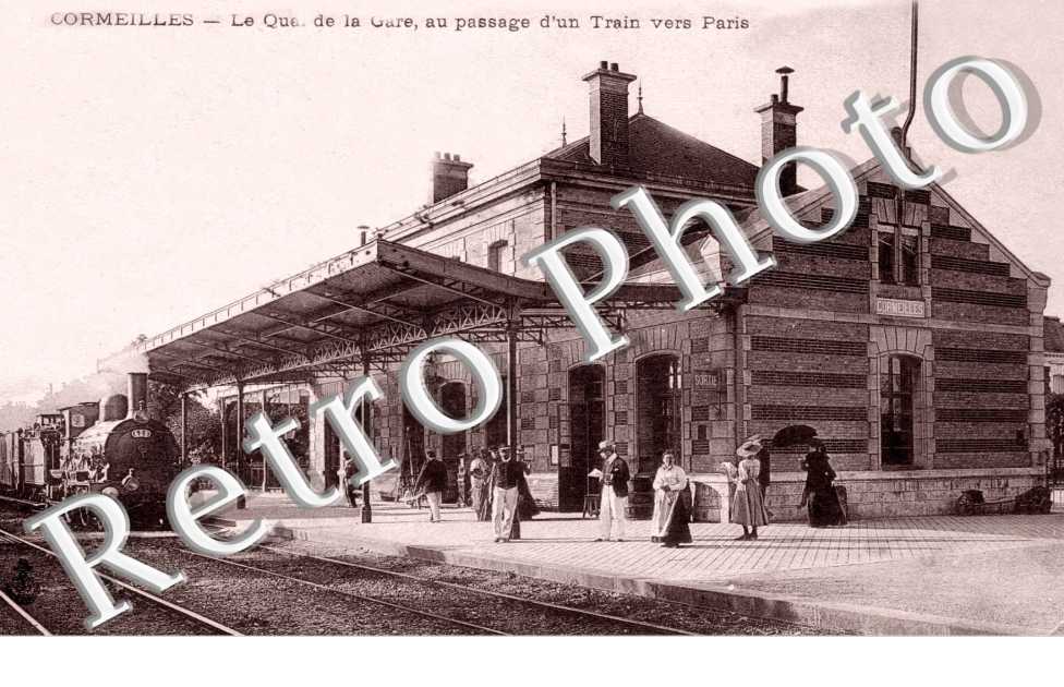 Le quai de la gare au passage d&#039;un train vers Paris