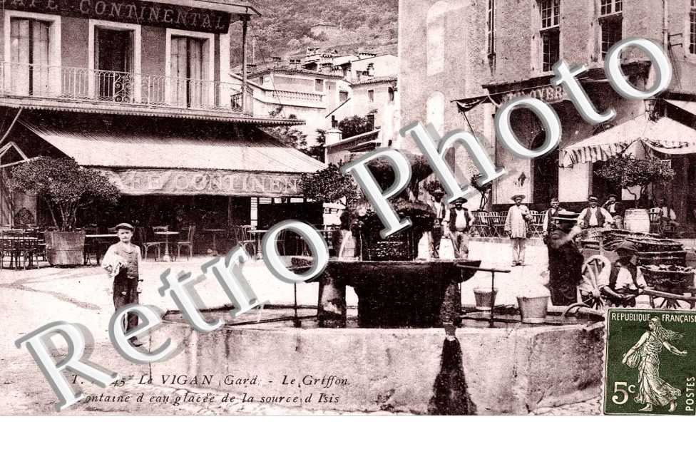 le griffon - fontaine  de la source d&#039;isis
