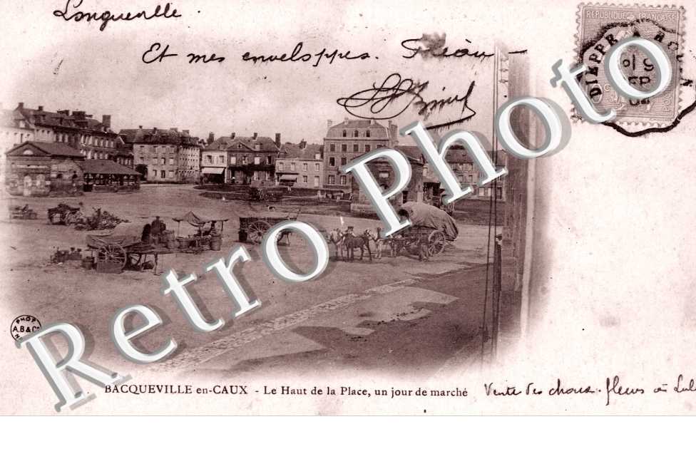 Le haut de la place un jour de marche