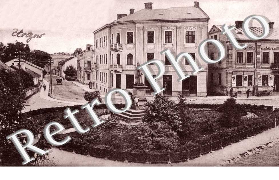 Une Place avec Statue