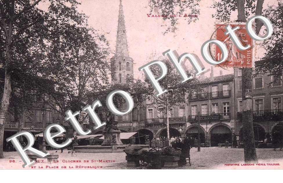 le clocher de saint-martin et la place de la republique