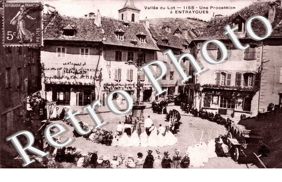 vallee du Lot - une procession a Entraygues