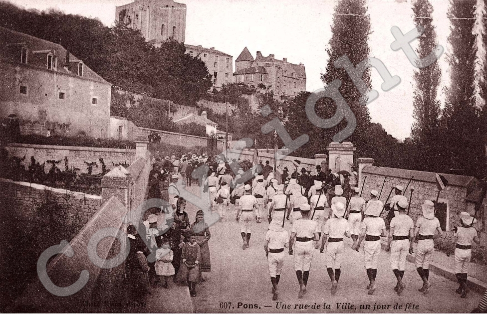 une rue de la ville un jour de fete (defile)