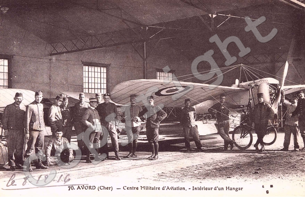 ecole militaire d&#039;aviation- interieur d&#039;un hangar