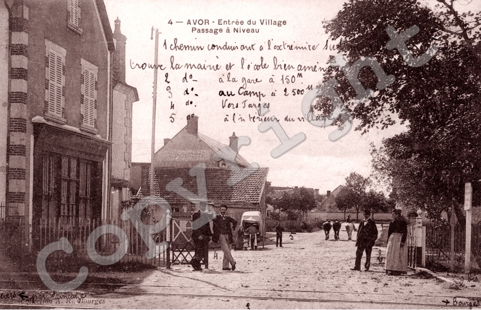 entree du village, passage a niveau
