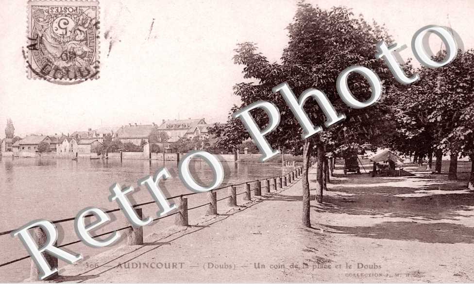 Un Coin de la Place et le Doubs