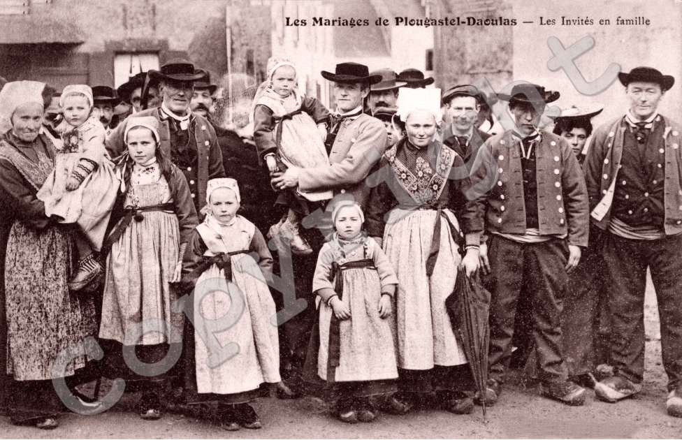 les mariages, les invites en famille