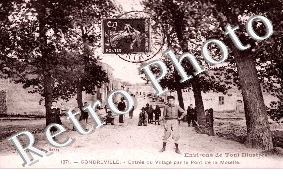 entree du village par le pont de la Moselle