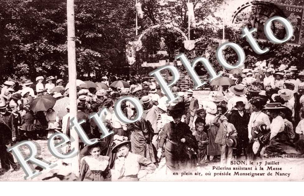 Sion, le 17 juillet - pelerins a la messe en plein air ou preside Monseigneur de Nancy (religion)