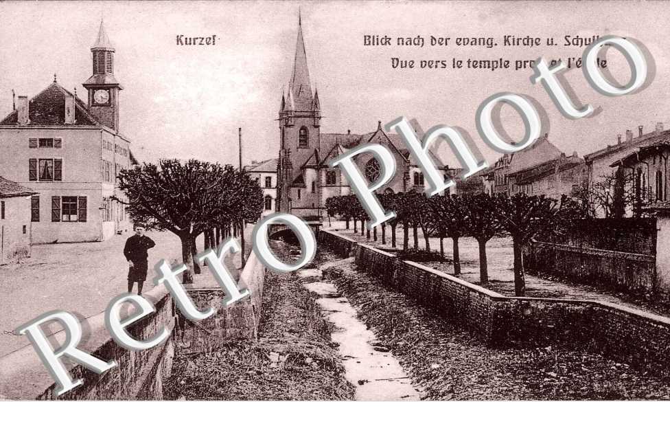 Blick nach der evangelische Kirche und Schulhaus