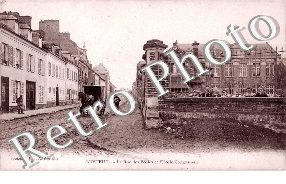 la rue des ecoles et l'ecole communale