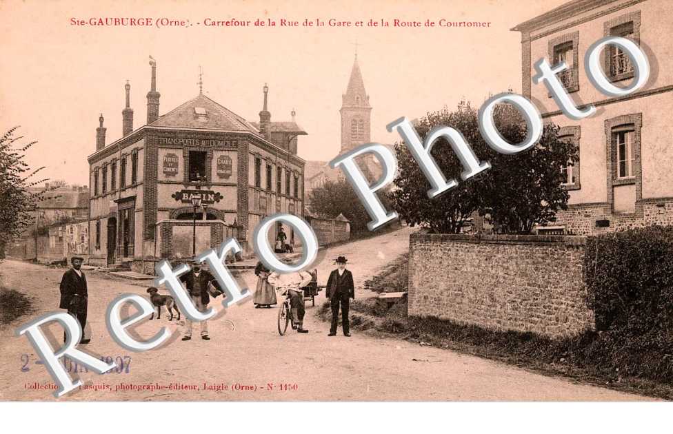 carrefour de la rue de la gare et de la route de Courtomer