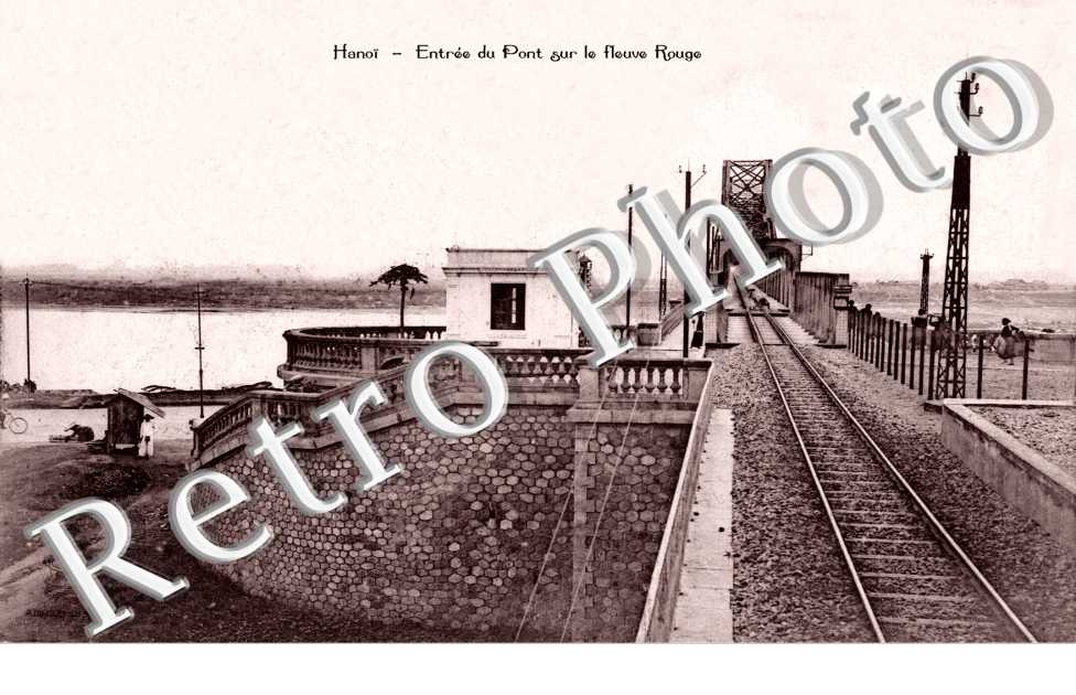 entree du Pont sur le fleuve rouge