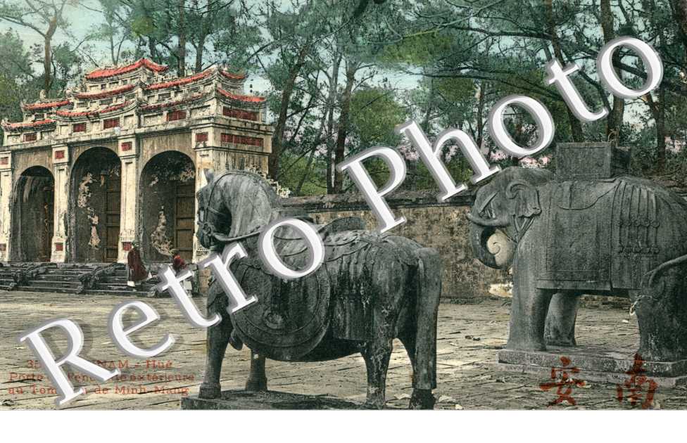 Annam, Porte de l'enceinte exterieure au Tombeau de Minh-Mang