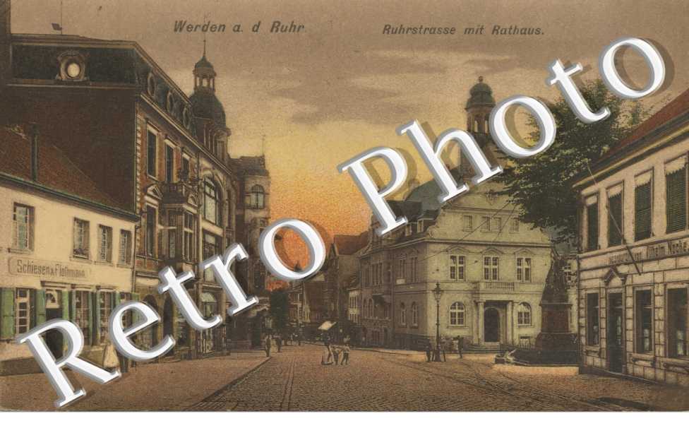 Ruhrstrasse mit Rathaus