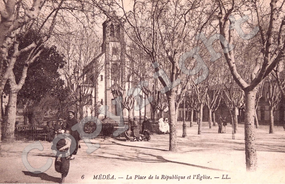 la Place de la Republique et l&#039;Eglise