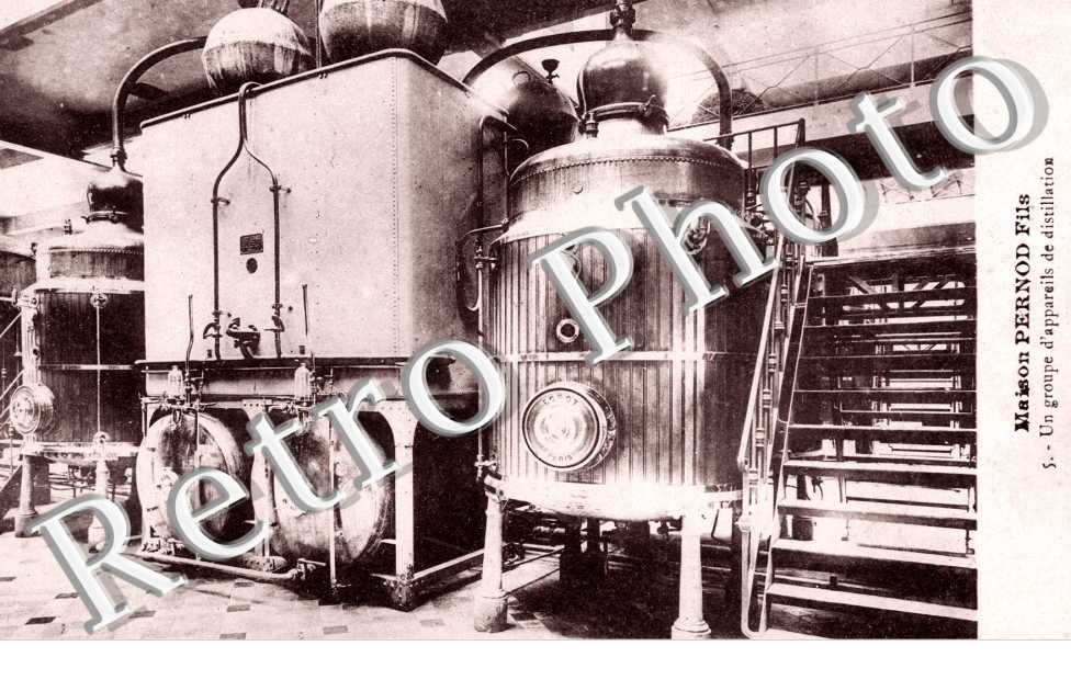 Maisoo Pernod Fils Un groupe d'appareils de distillation