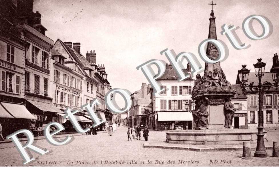 la place de l'hotel de ville et la rue des merciers
