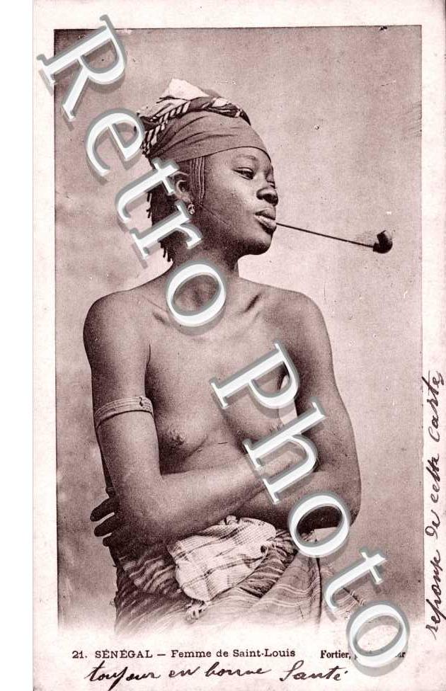 Femme de Saint-Louis fumant la pipe
